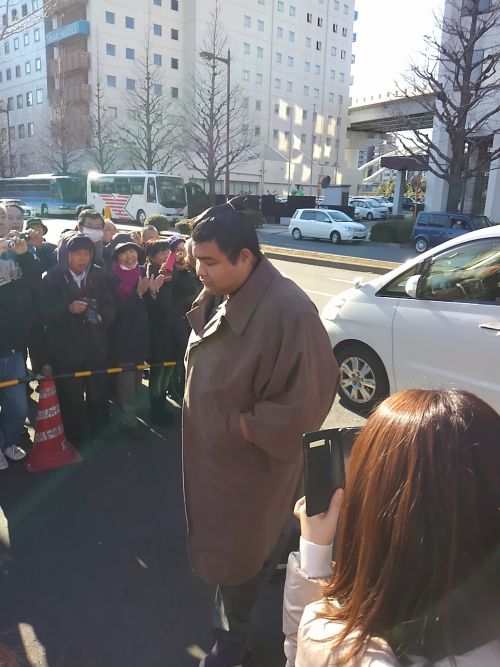 入り待ちしている人もたくさんいました。