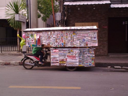子供向けのシールや宝くじ、なんでも流しで売っています