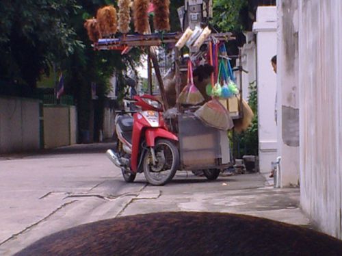 良く見かける掃除道具の流し売り