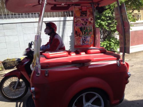 アイスクリーム売りはサイドカーの冷蔵庫にアイスを入れて回ります