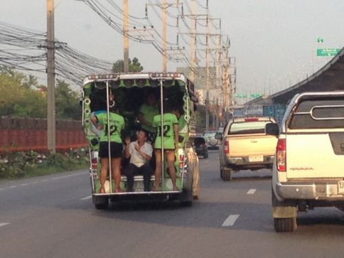 大音量で音楽を流すソンテウ発見