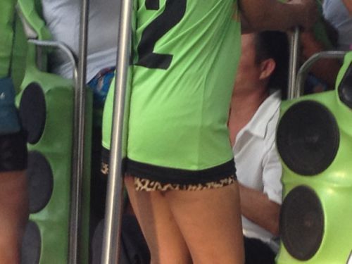 腰をフリフリ、踊りだす女の子