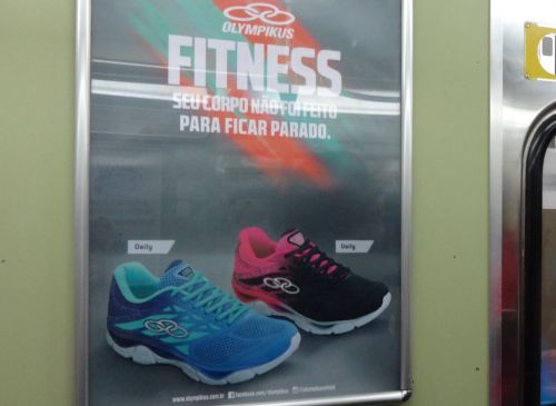 2015年11月からメトロの車内で見かけるようになった靴ブランドの「オリンピクス」の広告