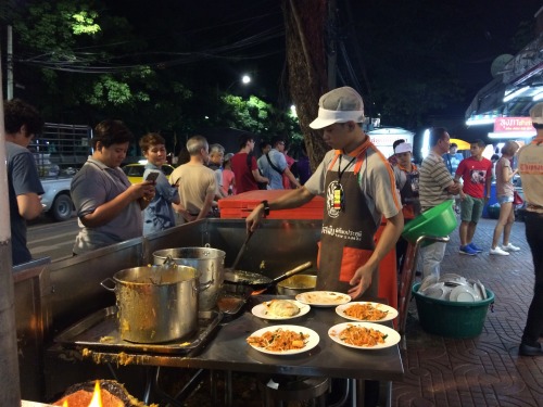 「ティップサマイ」の前には長い行列が