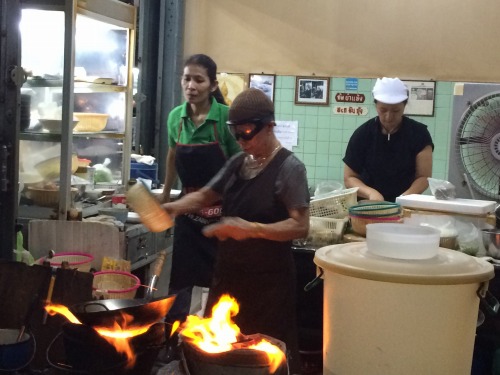 「ジャイファイ」名物のゴーグルおばさんシェフ