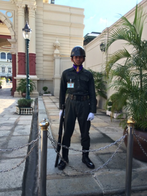 許可を取って写真を撮らせてもらったこの直後、大量の観光客が彼を取り巻きました。ごめんなさい笑