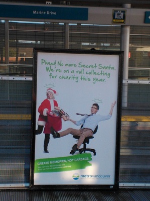 公共交通機関、スカイトレインの駅で見かけた、クリスマスにチャリティを呼びかけるポスター