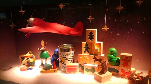 木のおもちゃが並ぶウィンドウ。