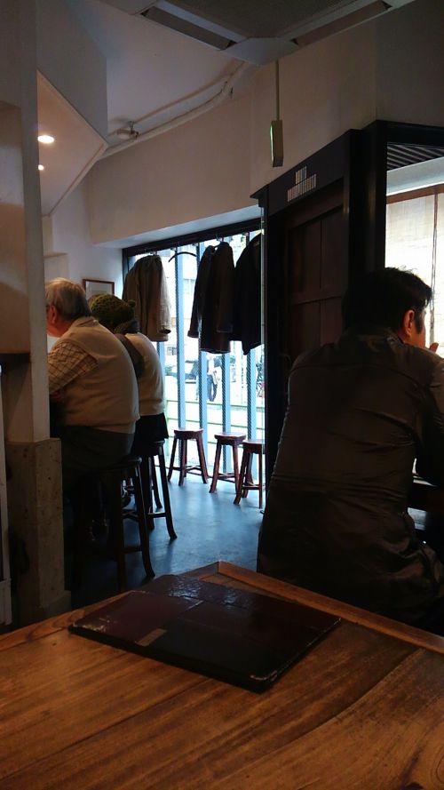 テーブルや椅子の木目がやさしい印象の店内