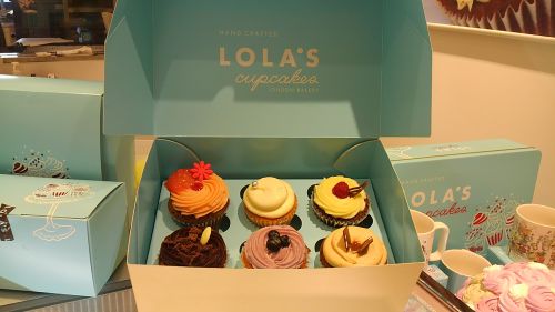 このような箱に入れてくれます。