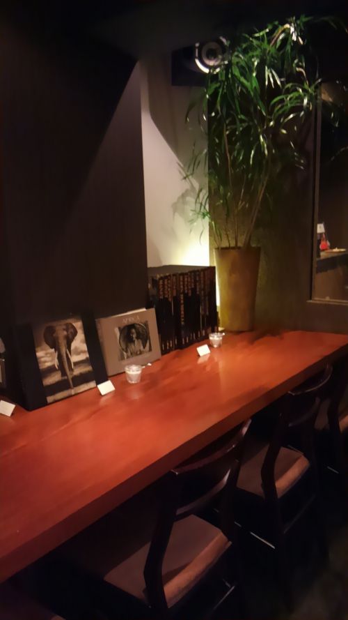 夜はちょっとバーみたい？落ち着いた店内。