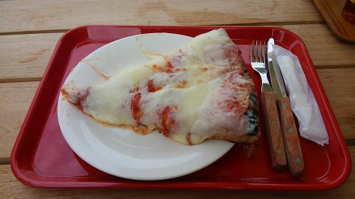 大きなピザ。チーズがとろけています。