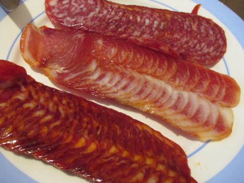 人気のアペロおつまみ代表はサラミ各種