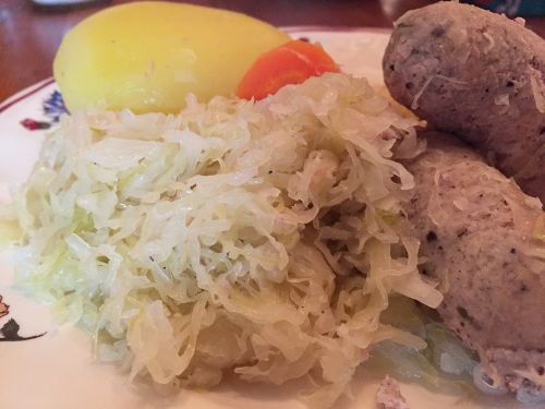 料理名も「シュークルート」と呼ばれ、フランス人は　好んで食べます。