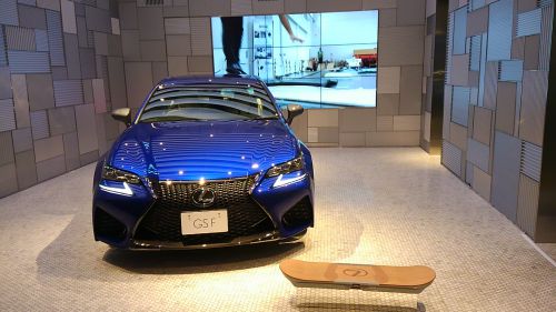 宙を浮くホバーボードがありました。