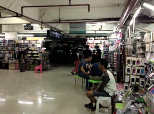 以前はモール前にたくさん並んでいた携帯電話カバーやさんもモールの地下へ