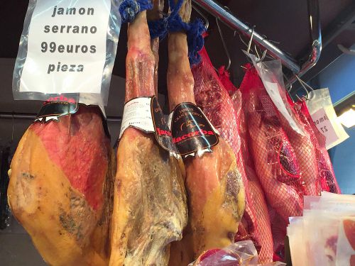 ハモン・セラーノ（改良種の白豚の後脚が主）