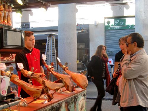 サン・ジョセップ市場にて。その場で上手に切ってくれます。