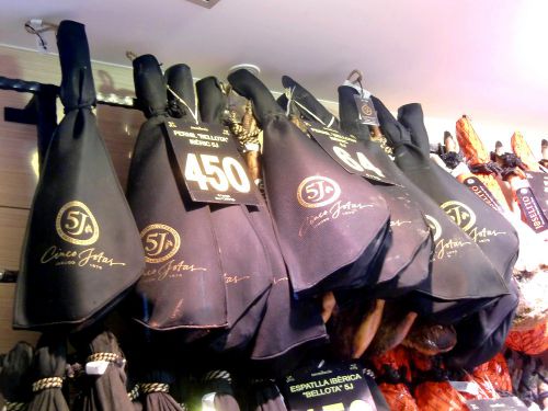 イベリコ豚ベジョータ。　約7.2?ある脚一本450ユーロ/　6万円弱!!　