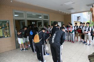 観戦に訪れた南湖高中の選手たち（左側の黒いジャージ姿）が横浜市チームの選手に一礼