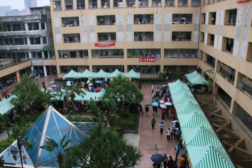 2年生の各クラスが準備した露店