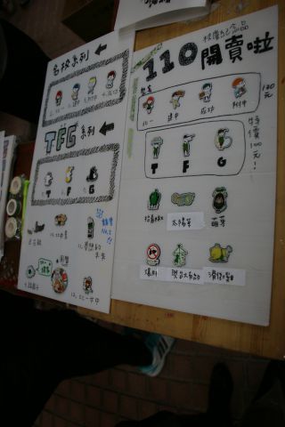 生徒自らデザインのピンバッジ