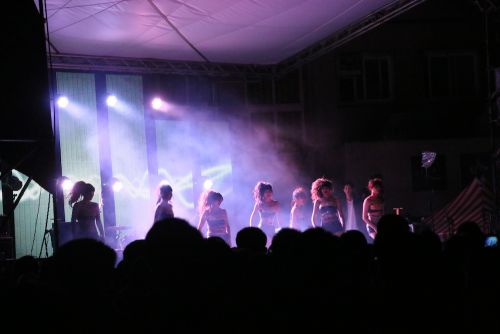 他校の生徒もステージを彩ります