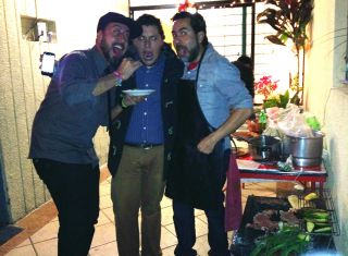 深夜近くからおもむろに。右が今夜の奉行。