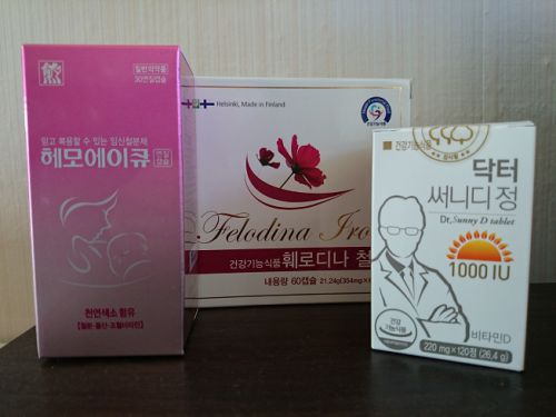 左から、保健所でもらう鉄分剤・産婦人科で買った鉄分剤とビタミンD錠。地区や病院によって取り扱うサプリメントメーカーなども違います。