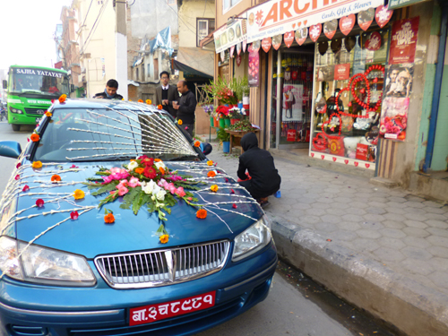 朝早くから花を切っては張りつける作業。