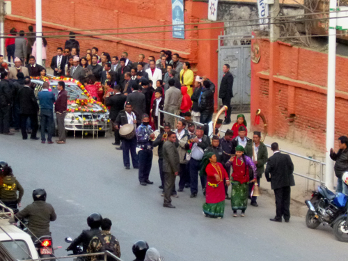 女性はここぞとばかりに踊ります。