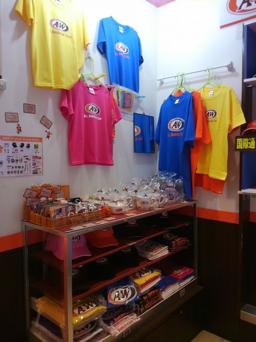 グッズが並ぶ店内。