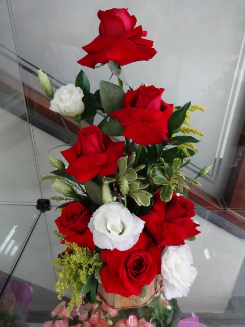 ブラジルのプレゼント用の花売り場でよく見かける開ききったバラ