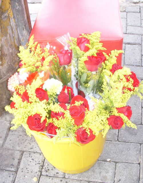 ラジルのプレゼント用の花売り場でよく見かけるほぼ開いてしまったバラ