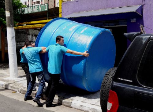 一個5000リットルの貯水タンクを新たに備え付けるレストラン入り口