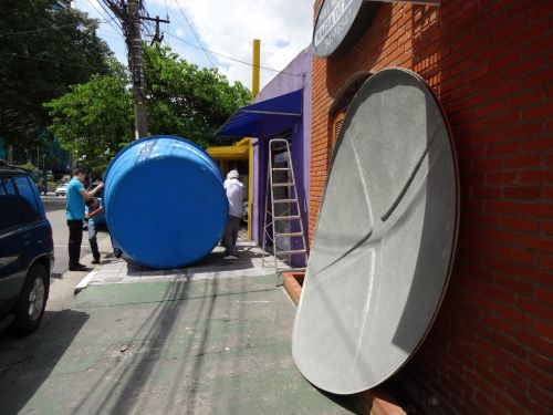 レストランに運ばれる一個5000リットルの貯水タンクとそのふた