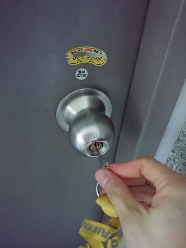 鍵付きトイレの場合は鍵を借りて入ります。使用後は忘れずに鍵を閉め、鍵をお店に返します。