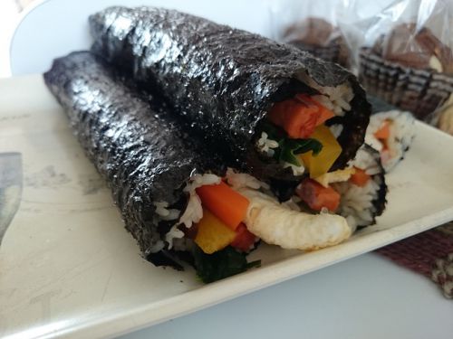 具の種類や調理法、ご飯の味付け、海苔の裏表も家庭それぞれ