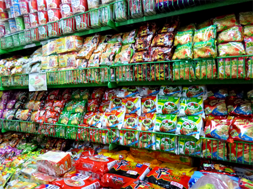 インスタント麺の売り場面積、広い！輸入品も増加。