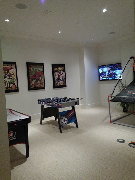 サッカーゲームやエアホッケーなどのあるゲームルーム。これ以外にビリヤードのある部屋も