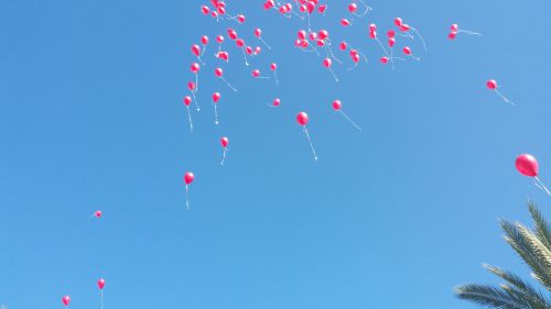 多くのハートを乗せて、飛んでいった風船