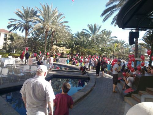 多くの観光客がヘリウム入り風船を持っています。