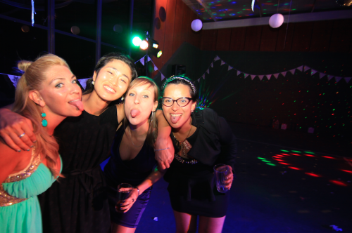 当日は仲良しの女友達が集まって朝まで馬鹿騒ぎをします