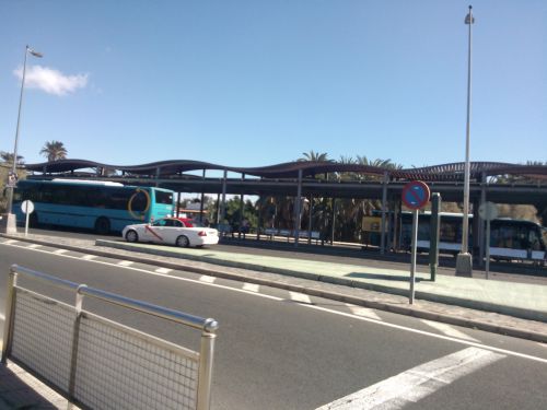 グラン・カナリア島南部、私達が滞在したMaspalomas（マスパロマス）のバス停、周りはどこもリゾートホテルです。