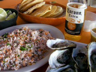 左がセビチェ、右が生ガキ！