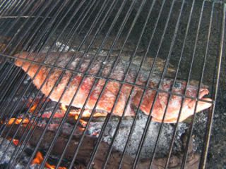 どかーんとまるまる一匹を流木で焼きます。