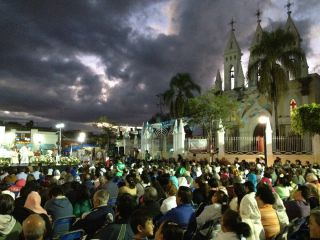 熱心に神父様のお話を聞いています。