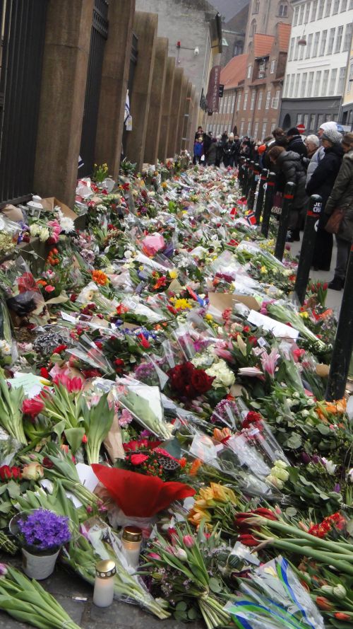 ものすごい数の花束がずっと続いています。