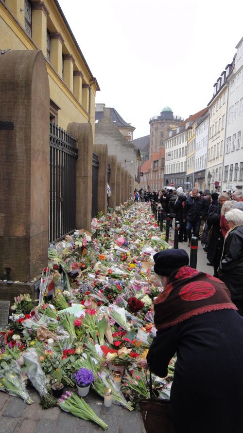 献花をする女性