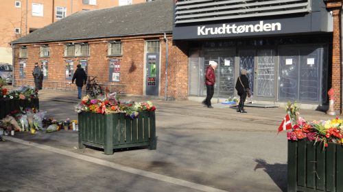 簡単に誰でも近づけます。左端にマシンガンを持った警官